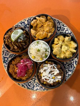 Cazuelitas variadas de comida mexicana para compartir