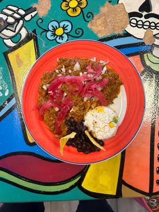 Cochinita pibil de La Revancha con arroz, frijoles y tortillas