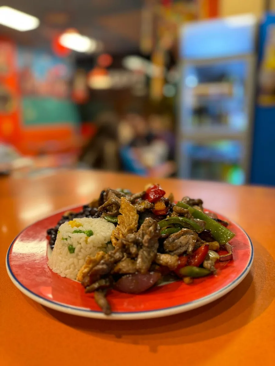 Plato mexicano de carne salteada con pimientos y arroz en La Revancha