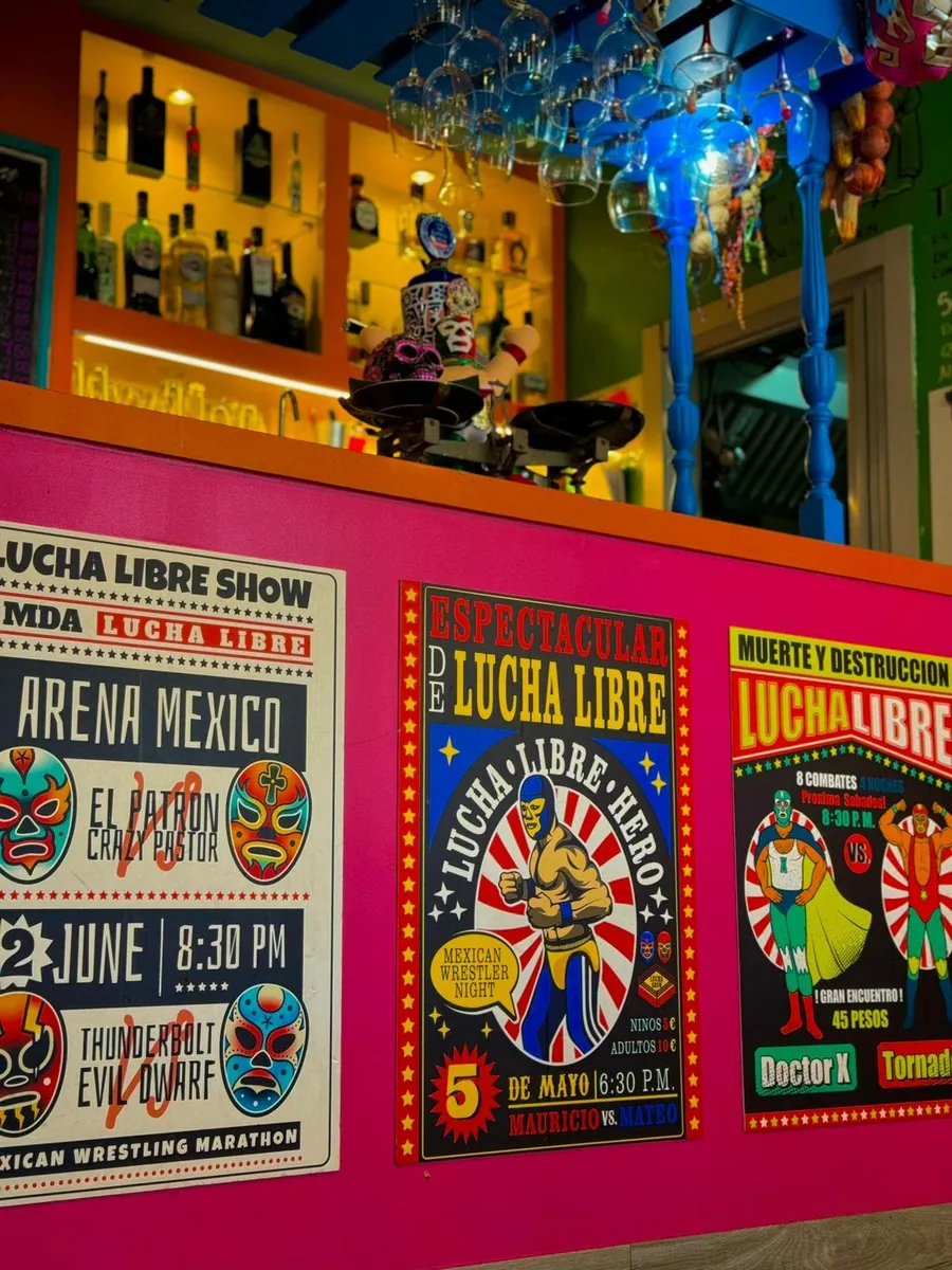 Decoración de lucha libre mexicana en La Revancha de Leganés