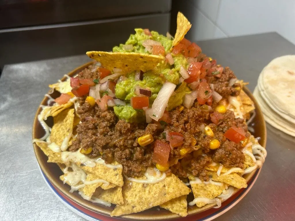 Nachos con carne, guacamole y pico de gallo de La Revancha