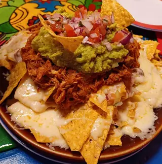 Nachos especiales de La Revancha con guacamole, queso y carne
